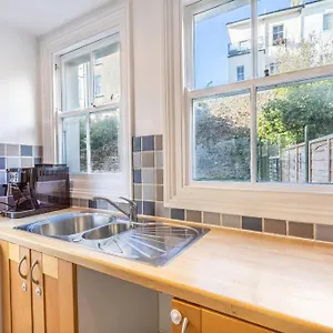  Apartment Victorian Flat Close To Station With Large Garden